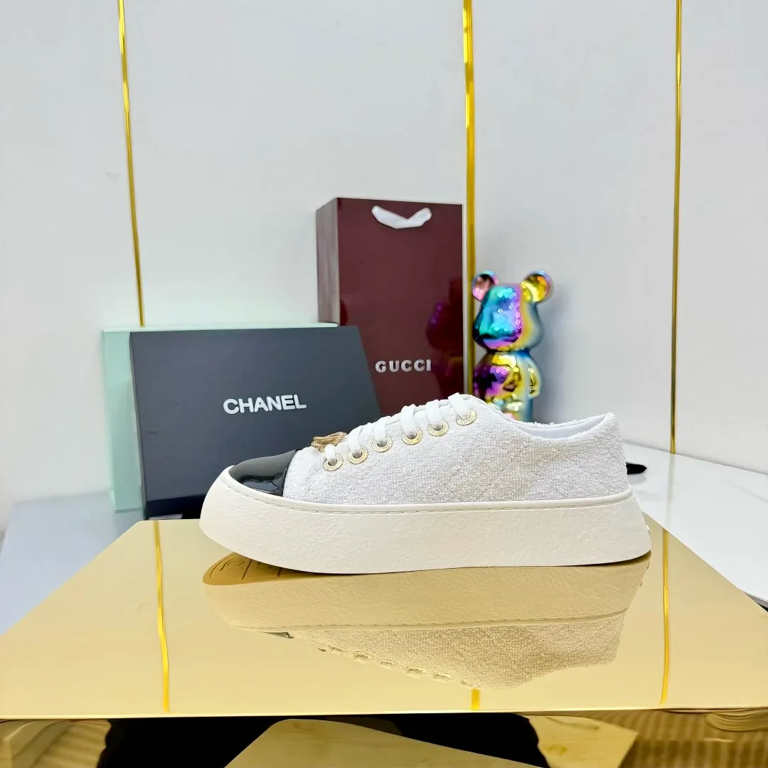 👟👟Ex-factory price 520👟👟 Top-quality cloth-covered version, original quality! ! ! Chanel Chanel - 2025 biscuit shoes, the top casual sports shoes in the counter, this classic design; the upper is electro-embroidered with a variety of craftsmanship; the outsole is fashionable and sporty; the extraordinary inclusion of a variety of color elements... The diversified mix and match is very good-looking and versatile, casual, fashionable, sports, and outdoor can be taken into account... ꫛꫀꪝ Go➫ Material: ❶Upper: Original first-layer cowhide ❷Inner: Sheepskin ❸Outsole is based on: Original TPU combination outsole. Full set of boutique packaging for women 35–40-41. Customized. Non-refundable. 👉